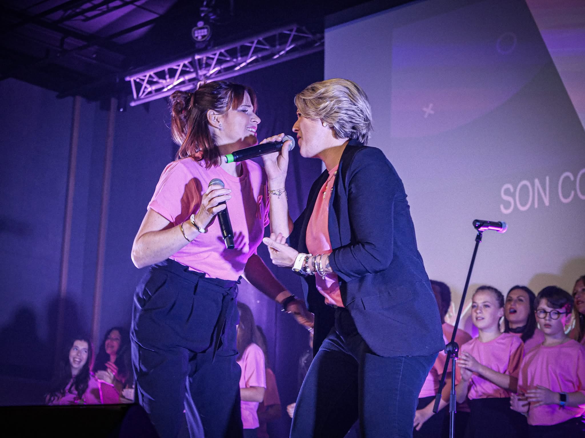 Nelly et Caro chantent ensemble sur scène devant la chorale
