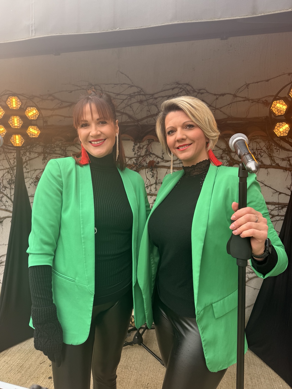 Caro et Nelly sourient ensemble en vestes vertes