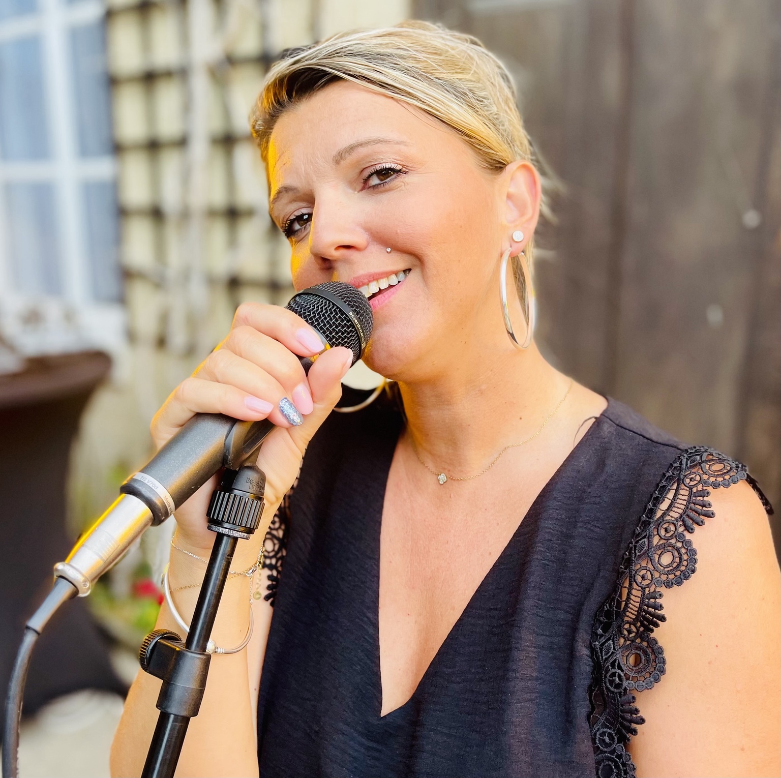 Nelly chante au micro